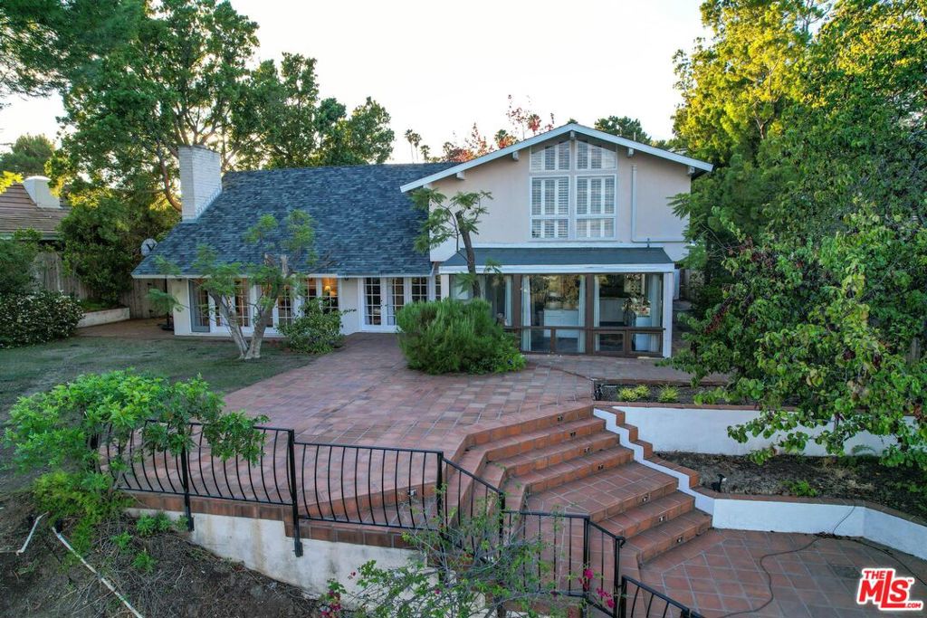 2527 Banyan Drive
