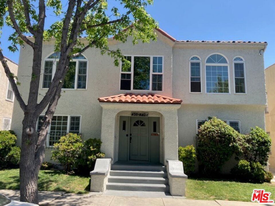 Super sharp and large 2 bedroom/1 bath in prime Beverly-Fairfax location. Gleaming hardwood floors, redone kitchen and bath, dishwasher, stove, washer/dryer, a/c and lots of original details and charm. One car parking in rear. Permit parking on street.
