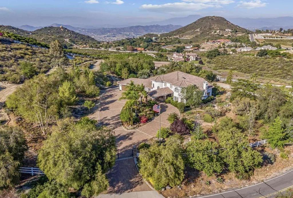 21100 Paseo Montana