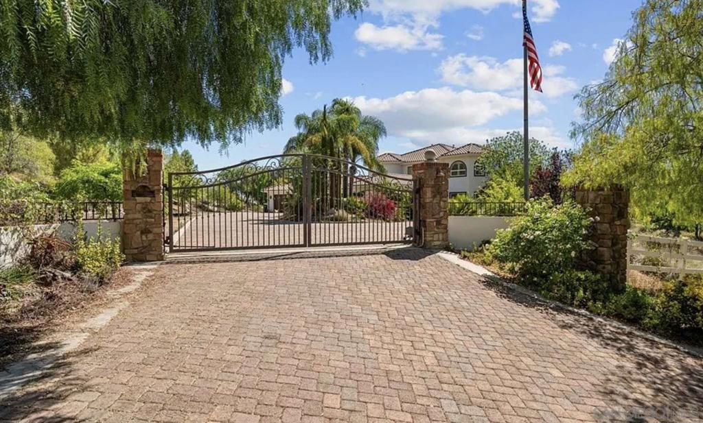21100 Paseo Montana