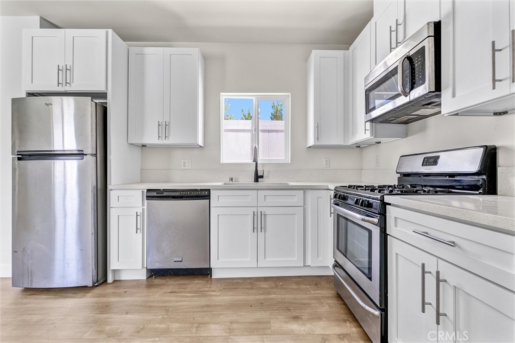 Newly constructed 2-bedroom, 1.5-bathroom home offering generous space and a modern layout. Situated in Tarzana, just south of Victory Blvd, this property features a private entry and a secluded backyard for added privacy.