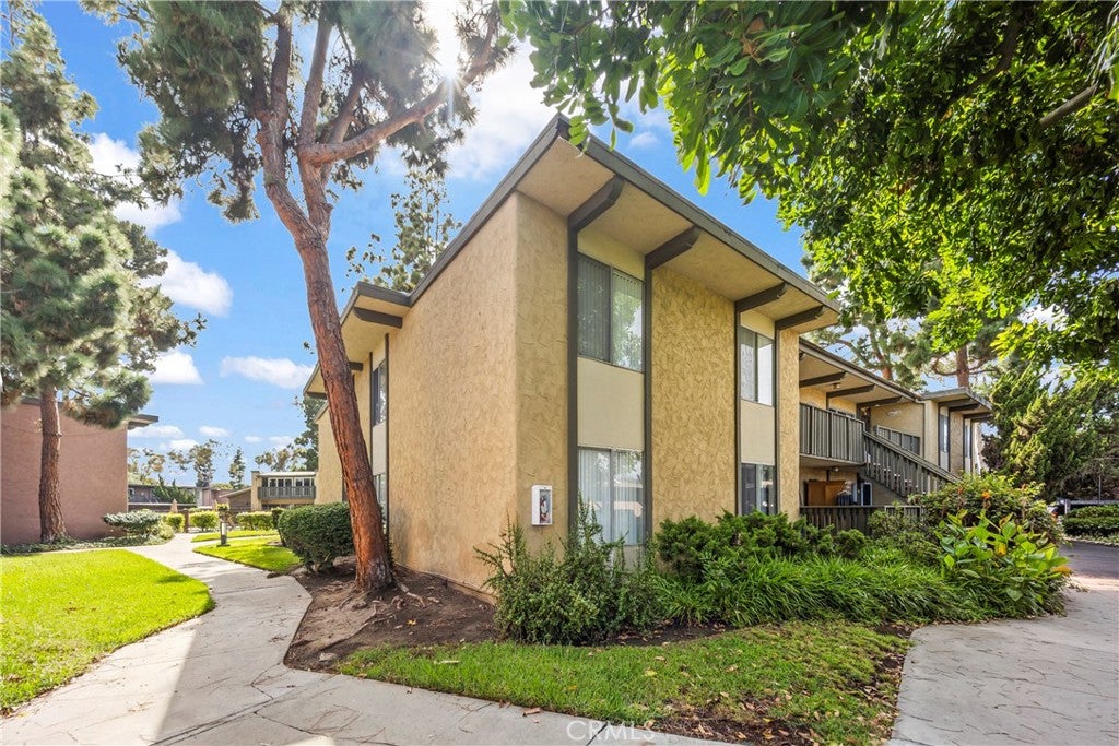 23308 Marigold Avenue V-201