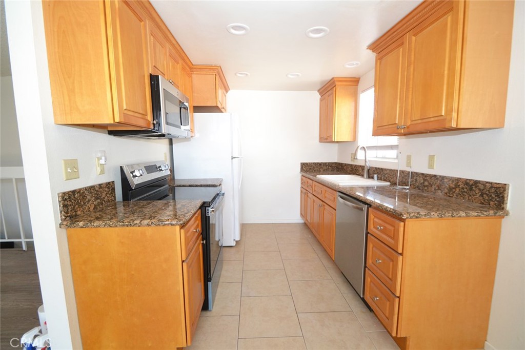 Two-level townhome with attached 2-car garage with direct access; Newly remodeled kitchen w/granite counters, new cabinetry, recessed lighting, tile flooring in kitchen & dining area; New stove, new microwave, dishwasher Light & bright interior; Living room with wood/laminate flooring opens to a large sunny deck, perfect for barbecues & outdoor dining. Bonus room downstairs: Master bedroom has a walk-in closet and attached 3/4 bath; Laundry hook-ups in garage; Direct-access 2-car garage. Washer & Dryer included. Minutes to the South Bay beaches & close to major shopping, restaurants & freeways.