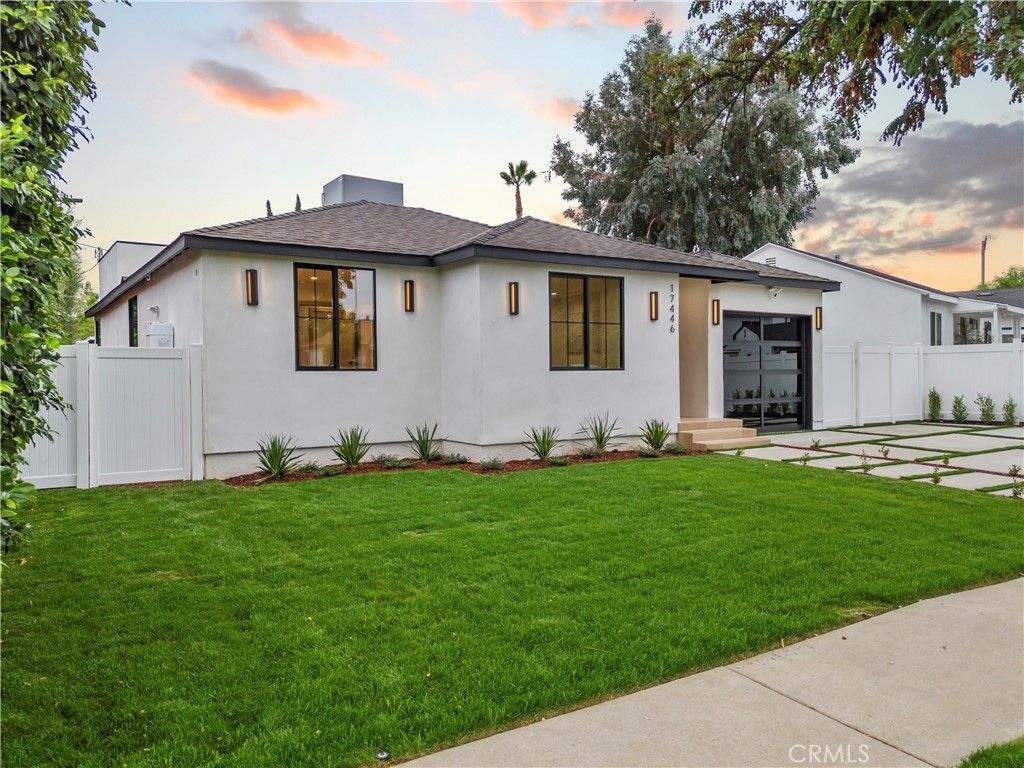 Photo of 17446 Hatteras Street, Encino, CA 91316 (MLS # SR25219556)