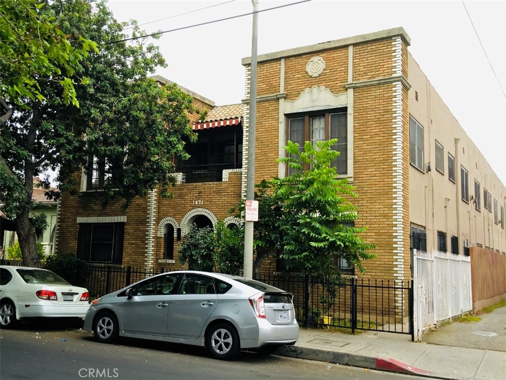 Wash/Dryer included , Remodel unit, new bathroom, available now. Downstairs unit in the back of the apartment building, street parking only. Single unit hardwood flooring, 1 bathroom with bathtub. Preferred 1 year lease. No pets. walk to work, only 5-10 mins walk to LA Convention Center and
Crypto Center, walk to downtown LA and many restaurants, Metro station nearby only 10 min.