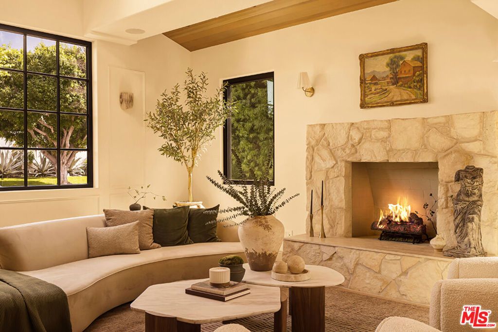 Photo of 435 N Laurel Avenue, Los Angeles, CA 90048 (MLS # 26664255)