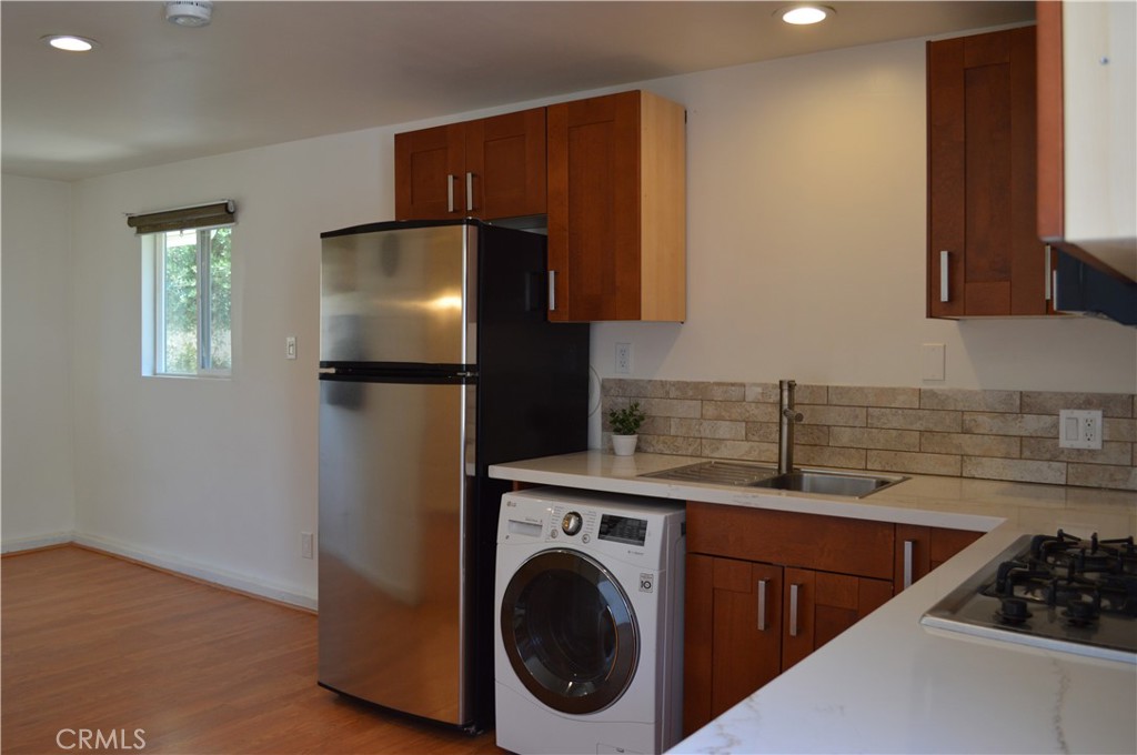 This recently built accessory dwelling unit offers a private 1-bedroom, 1-bathroom layout with a separate entrance. The unit includes a full kitchen with quartz countertops, stainless steel appliances, and modern cabinetry. The living area and bedroom feature recessed lighting and durable vinyl flooring. The bathroom includes a walk-in shower with contemporary tile.
Additional features include a split-system HVAC unit, in-unit washer and dryer, and street parking. Located in a residential neighborhood with proximity to schools, parks, shopping centers, and major freeways.
Square footage is approximate; tenant to verify all details. Owner/Agent does not guarantee accuracy of information including square footage, lot size, or permits. All information provided is deemed reliable but not guaranteed.