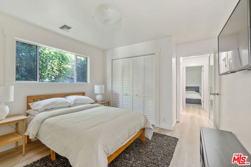 32 N Venice Boulevard