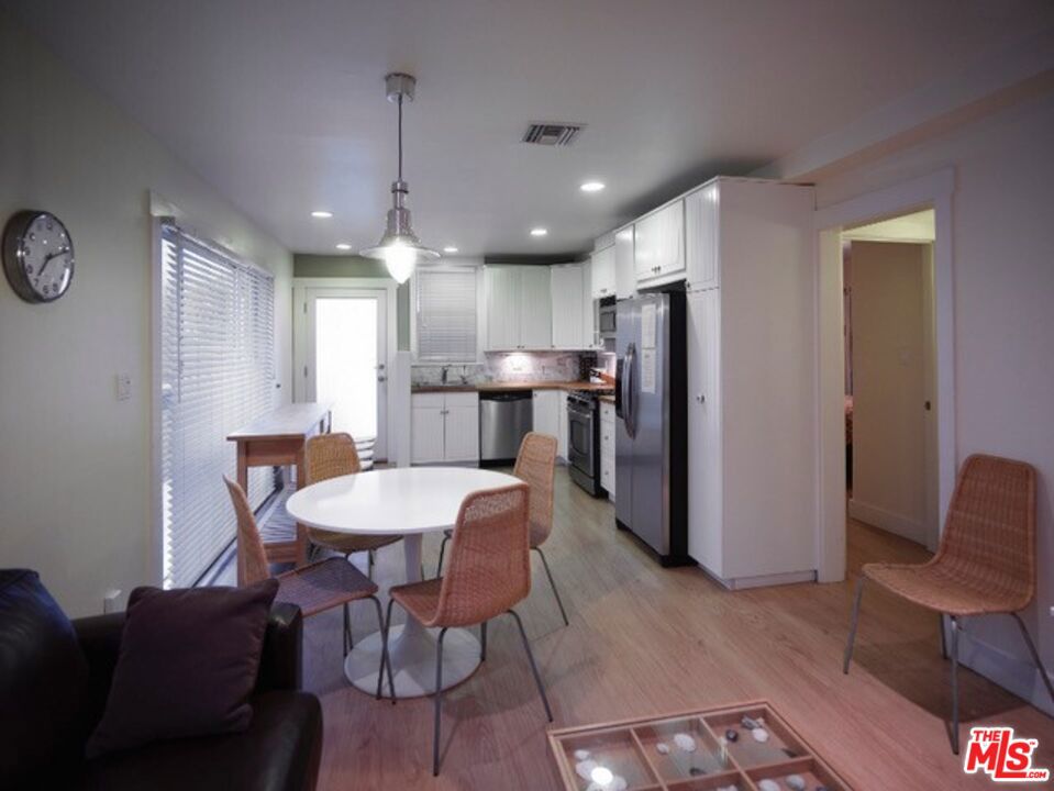 32 N Venice Boulevard