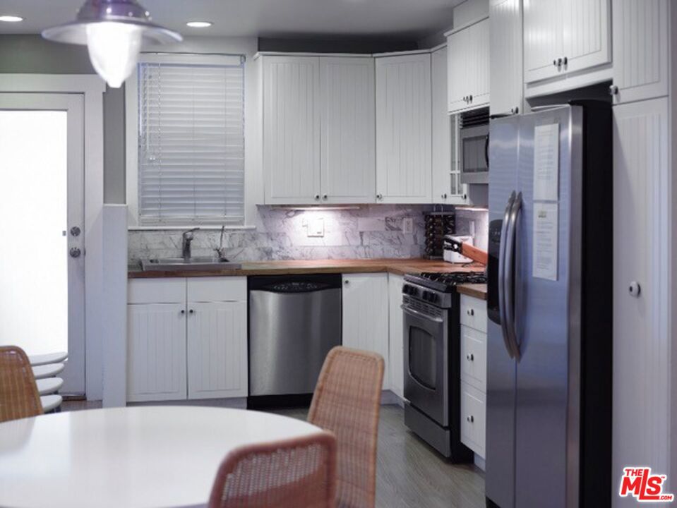 32 N Venice Boulevard