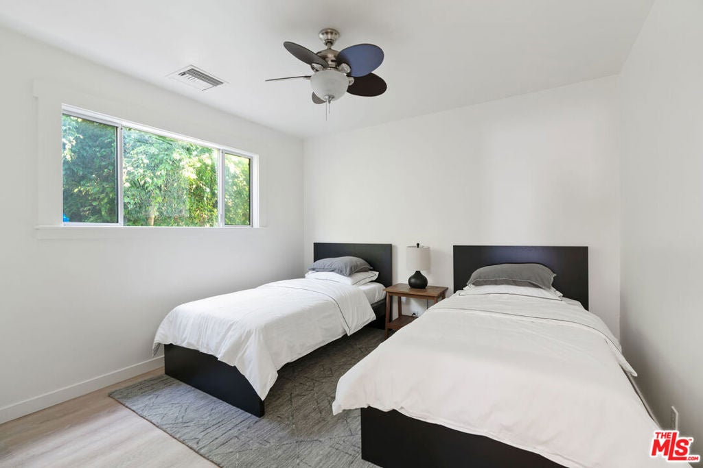 32 N Venice Boulevard