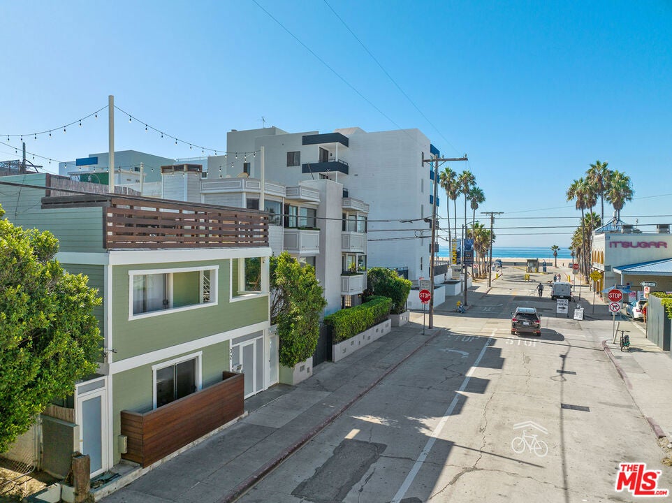 32 N Venice Boulevard
