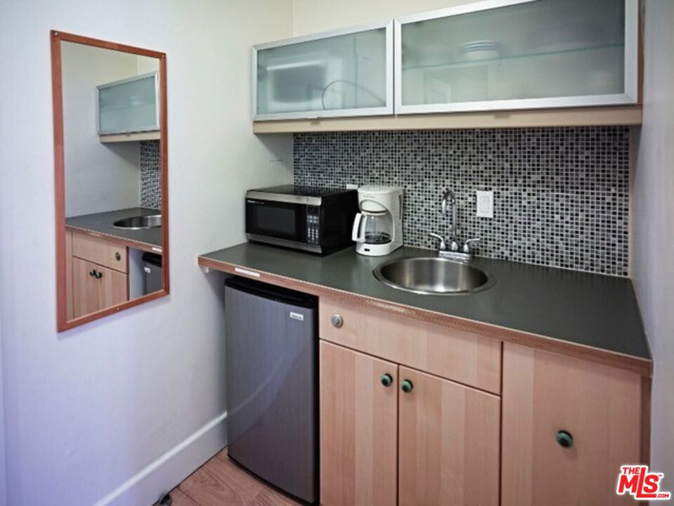 32 N Venice Boulevard