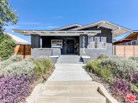 Photo of 2255 W 29th Street, Los Angeles, CA 90018 (MLS # 26101934)