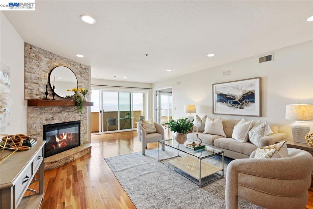 933 933 Shoreline Dr 203