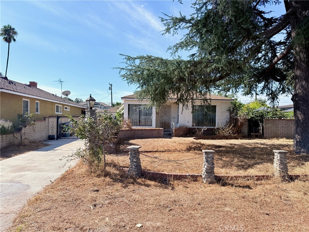 Welcome to this sweet single-family home situated on an expansive, flat lot with endless possibilities. This inviting residence features 3 comfortable bedrooms and 1 bathroom, highlighted by a spacious, light-filled living room and generously sized bedrooms that provide both comfort and functionality.
A detached 2-car garage includes an additional office space at the rear, perfect for working from home or creative use. The property also offers a guest house complete with its own kitchen and bathroom, ideal for extended family and visitors. The expansive backyard presents an excellent opportunity for future development, including the potential to build an ADU (Accessory Dwelling Unit), while still maintaining ample outdoor space for entertaining, gardening, or relaxation. Conveniently located near shops, markets, schools, and transportation, this property is the perfect starter home with incredible upside potential.