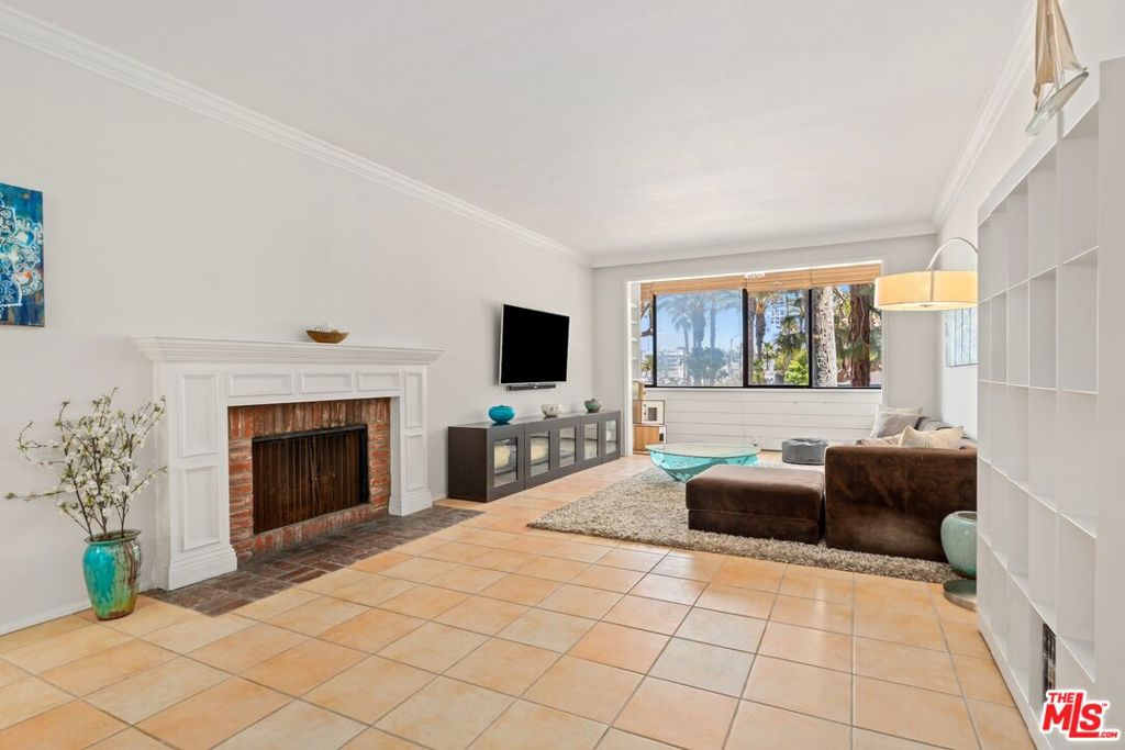 310 Tahiti Way
