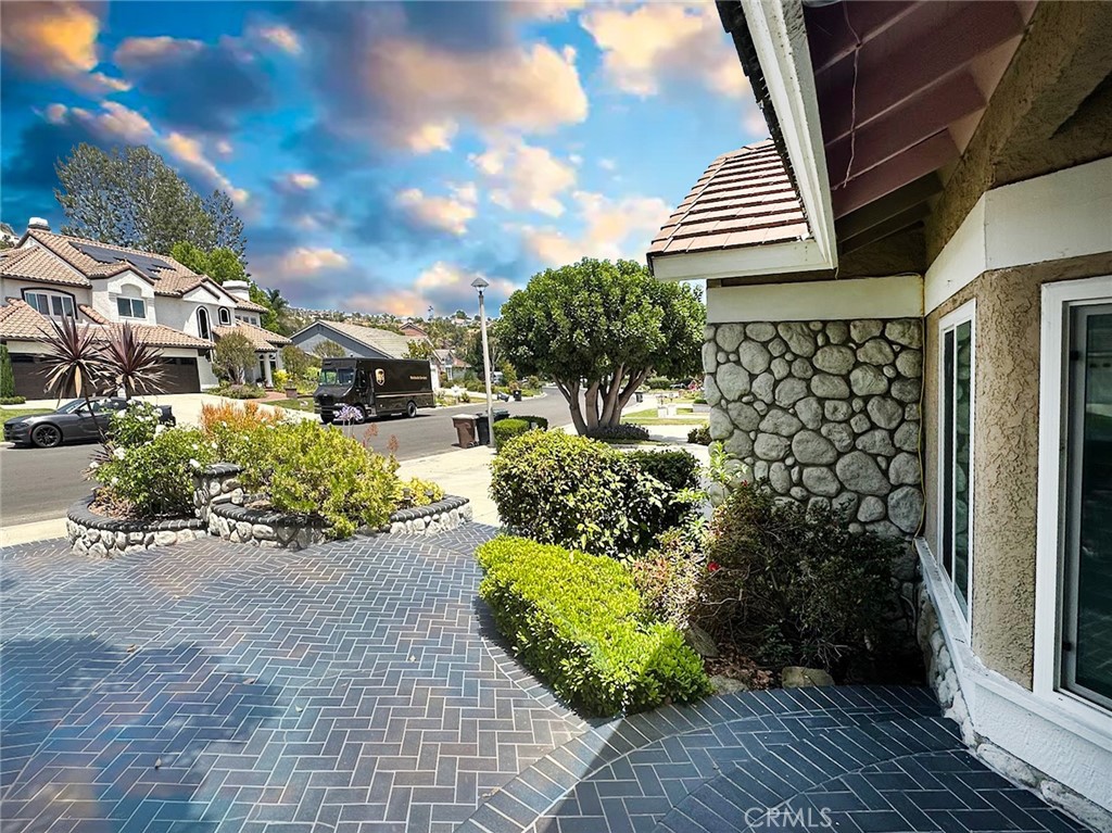 21630 Dunrobin Way