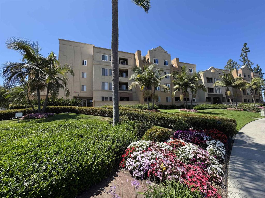 One of the Best locations in the desirable Villa Vicenza, rare find UTC condo with secured building entrance and with elevator! Upgraded 2 bed/2 bath unit, appro. 956 sq.ft. Top floor unit with balcony. New paint, in-unit laundry, walk-in closet , secured underground 2 assigned parking. Peaceful courtyard. Resort style living: Community Pool and Spa, Fitness Center. Conveniently located near UCSD, fine dining, public transportation, shopping, theater... Easy access to 5 and 805.