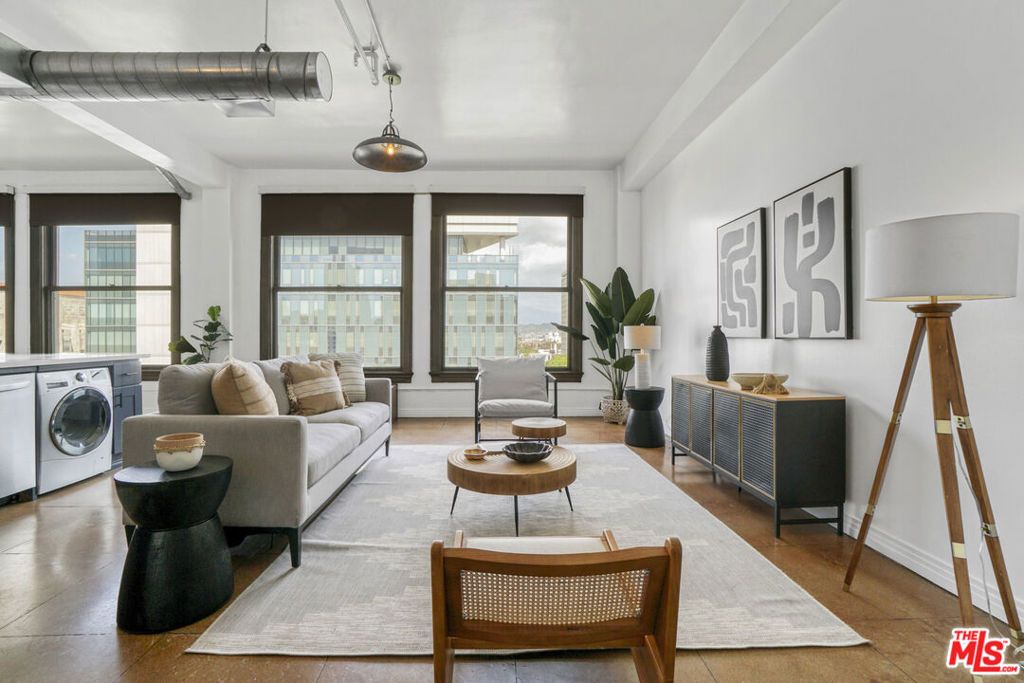 Photo of 108 W 2nd Street #915, Los Angeles, CA 90012 (MLS # 26637639)