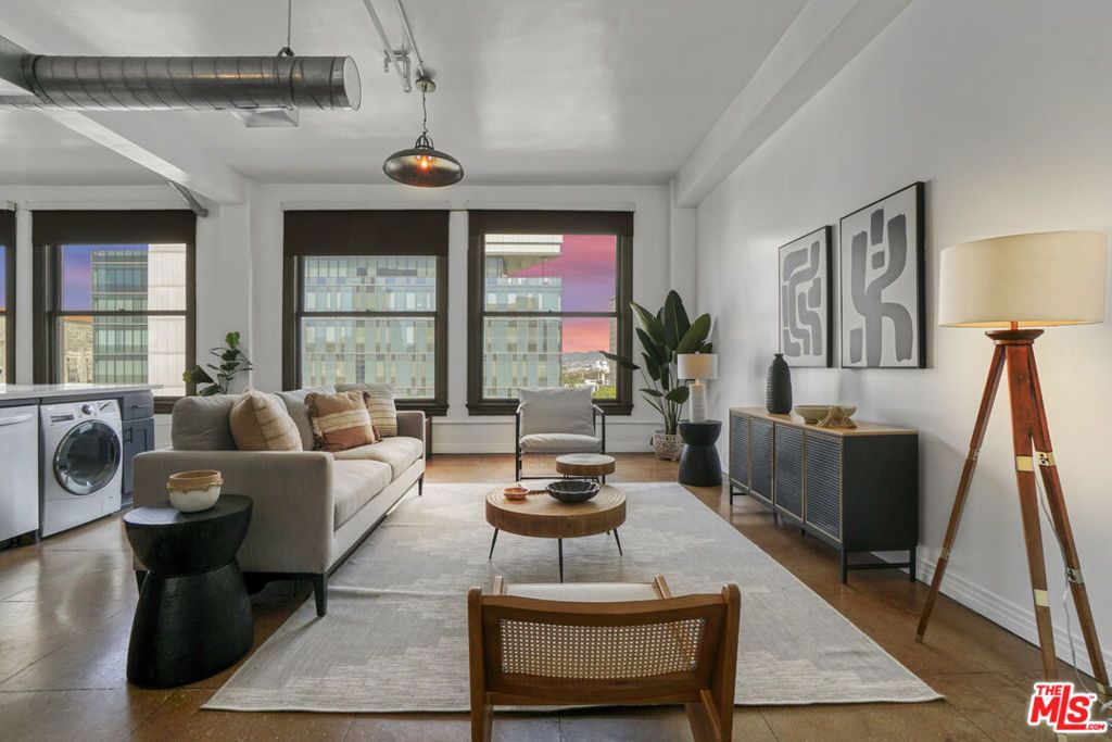 Photo of 108 W 2nd Street #915, Los Angeles, CA 90012 (MLS # 26637639)