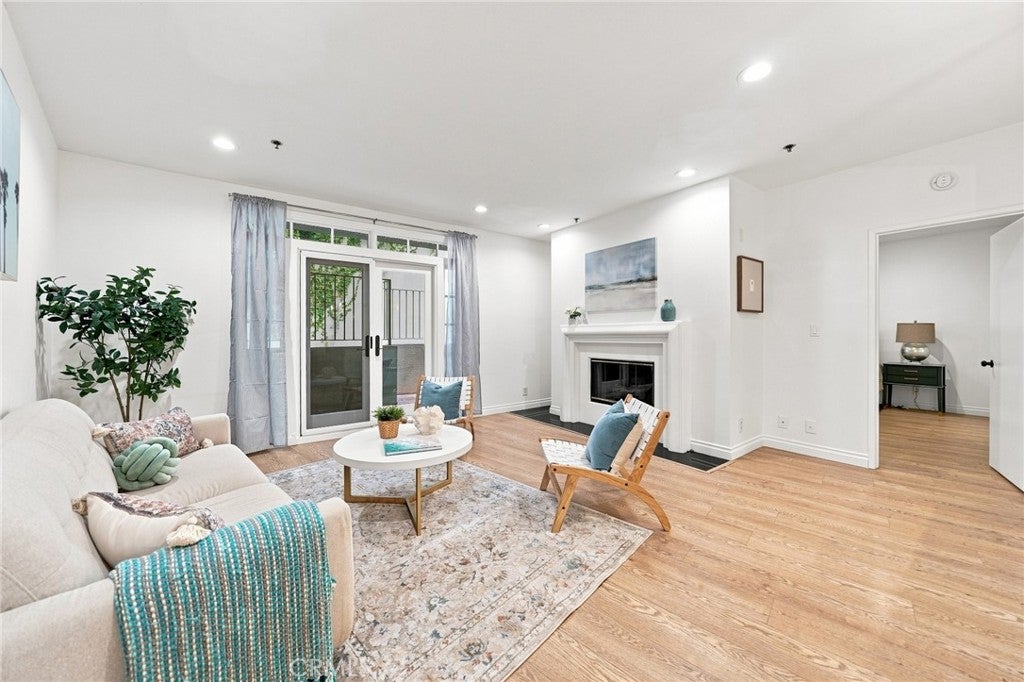 2222 N Beachwood Drive 105
