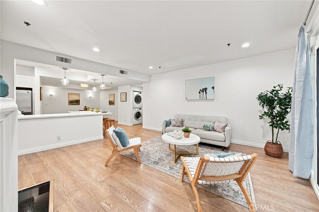 2222 N Beachwood Drive 105, Los Angeles CA 90068