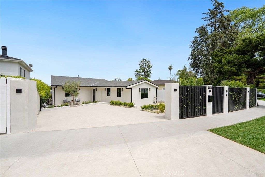 Photo of 13817 Valley Vista Blvd Blvd, Sherman Oaks, CA 91423 (MLS # SR26005195)