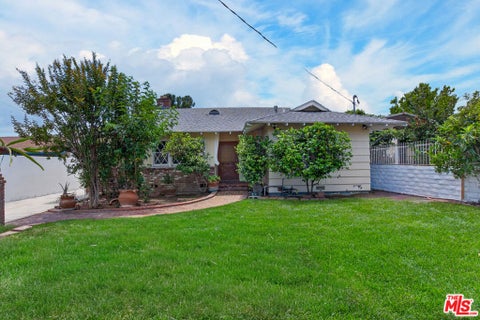 Photo of 23036 Victory Boulevard, Woodland Hills, CA 91367 (MLS # 26986337)