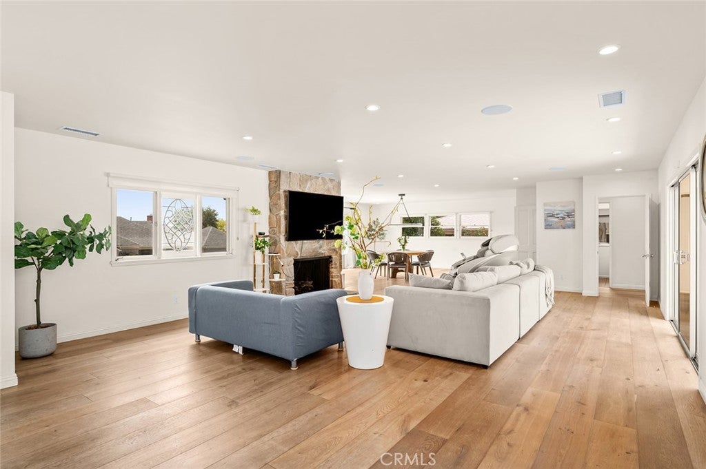 11365 Thurston Pl PL, Los Angeles CA 90049
