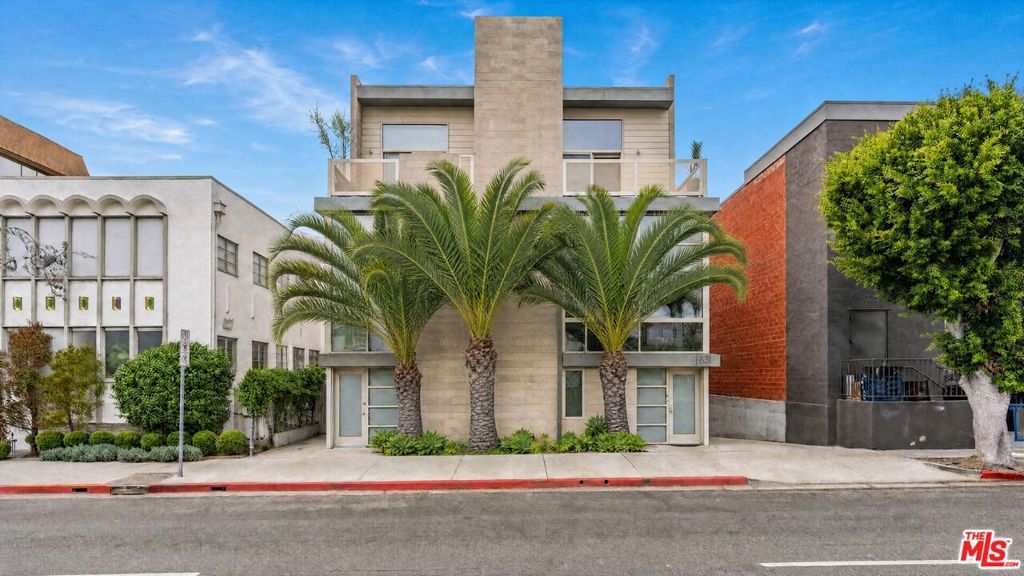 Photo of 631 N Larchmont Boulevard #2, Los Angeles, CA 90004 (MLS # 26836857)