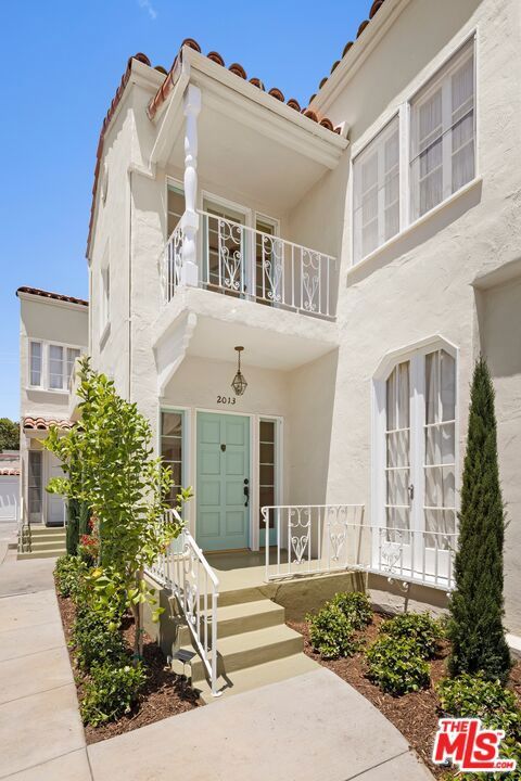 Photo of 2011 N Beachwood Drive, Los Angeles, CA 90068 (MLS # 26840717)