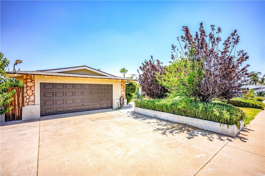 Single-Story Solar-Powered 3 Bed / 2 Bath Home - Move In Ready!
Move-in ready!! This charming single-story ranch-style home offers solar panels as well as newly replaced roof and AC unit. Inside, you’ll love the spacious, open floorplan with lots of natural lighting, and a primary suite with its own private bathroom. The large kitchen boasts granite countertops, abundant cabinetry, and stainless steel appliances. Outside find a large yard perfect for entertaining!
Additional highlights include:
• 2-car attached garage
• Large backyard – perfect for entertaining or relaxing
• Energy-efficient solar power for lower utility bills
This home is perfectly located in Central Fontana, close to schools, shopping, and freeways. Don’t miss your chance – schedule your showing today!