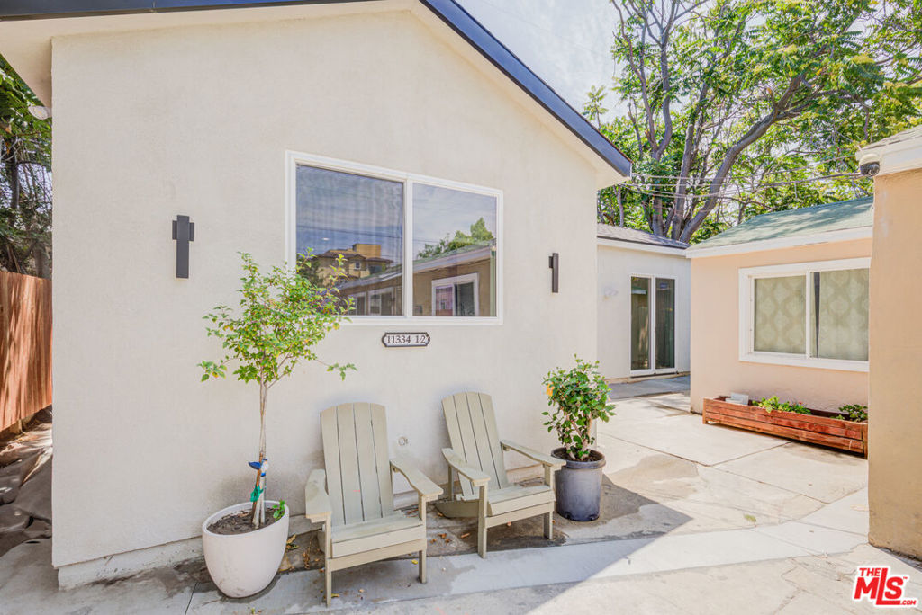 Properties 1 11334 Oxnard Street