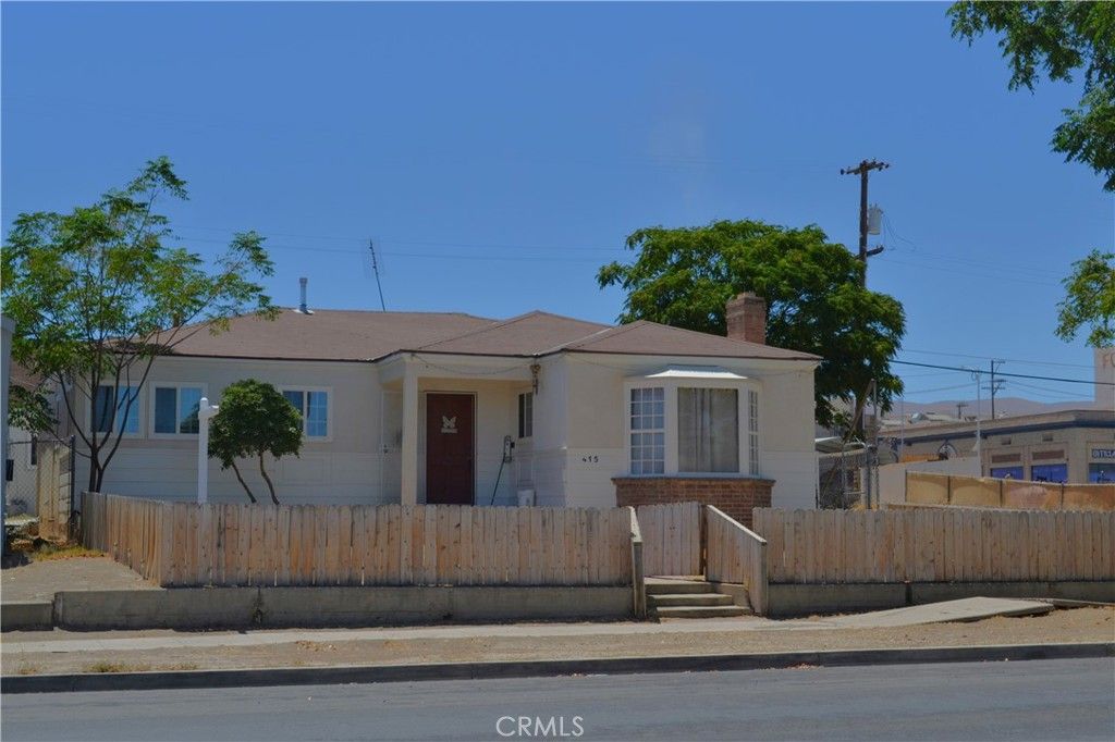 Photo of 415 Kern St, Taft, CA 93268 (MLS # SR25267182)