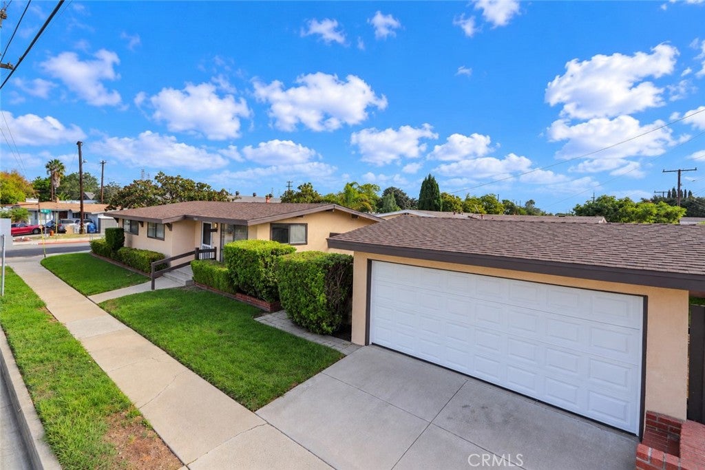 1560 W 179th