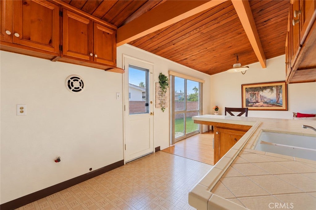 1560 W 179th