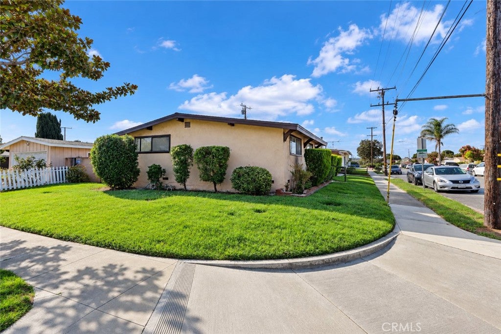 1560 W 179th