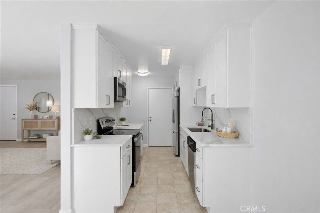 Photo of 5400 Lindley Avenue #116, Encino, CA 91316 (MLS # SR26021662)