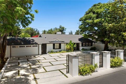 Photo of 22925 Leonora DR, Woodland Hills, CA 91367 (MLS # SR26148490)