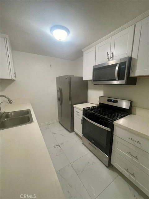 Photo of 18620 Hatteras St, #102 ST, Tarzana, CA 91356 (MLS # SR26221375)