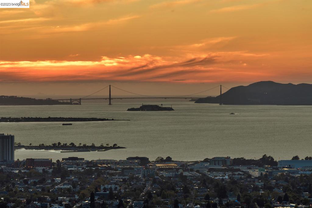 CLAREMONT HILLS - Residential