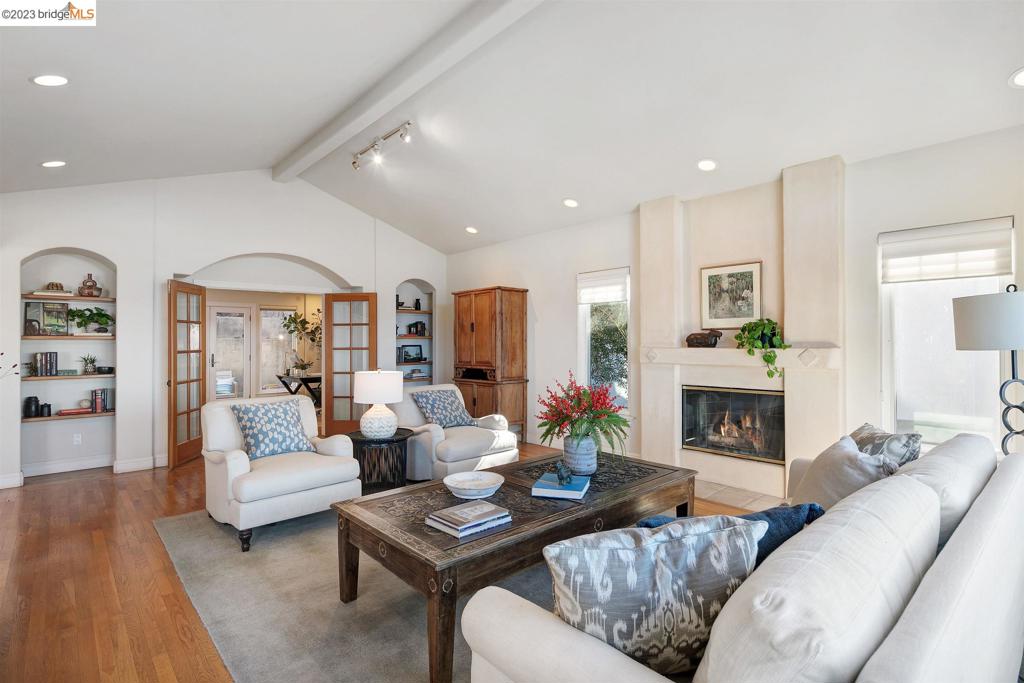 CLAREMONT HILLS - Residential