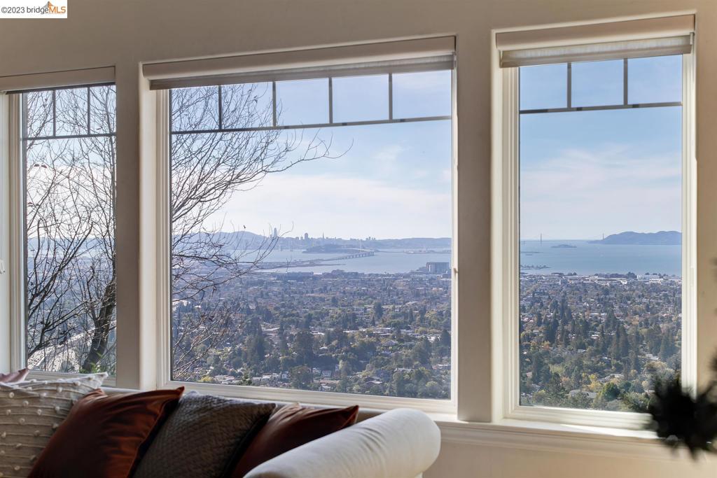 CLAREMONT HILLS - Residential