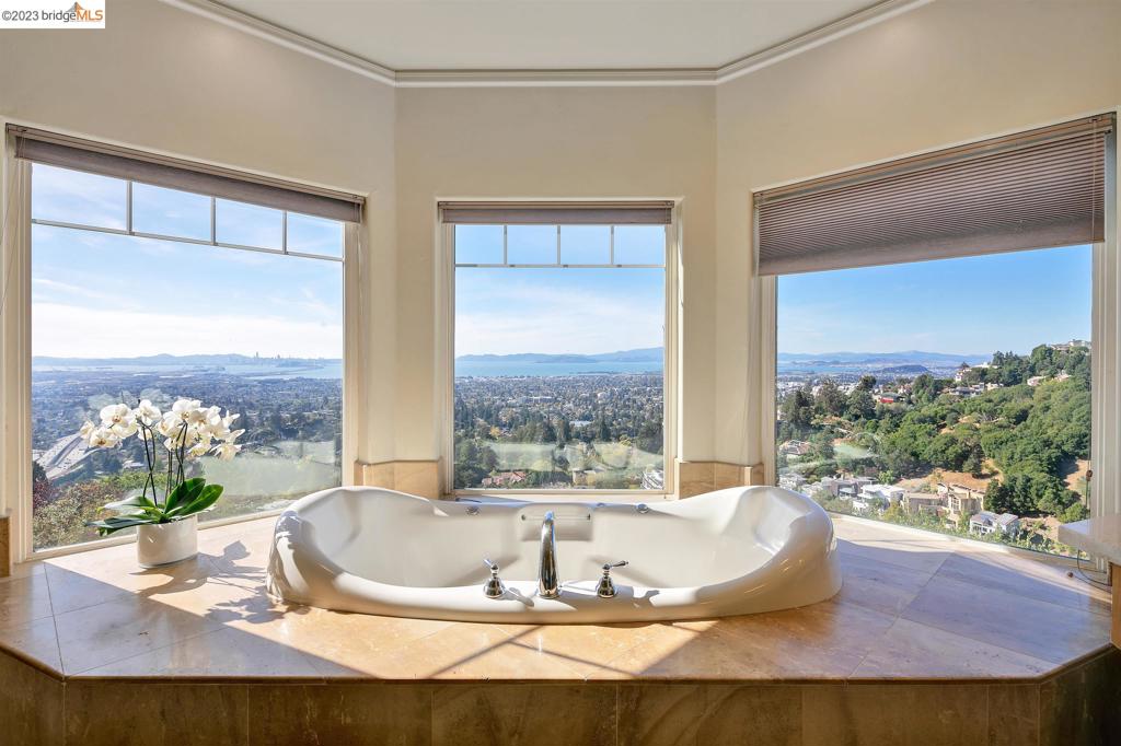 CLAREMONT HILLS - Residential