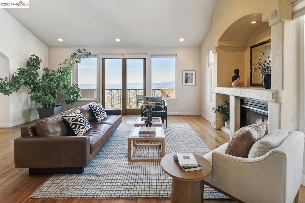 CLAREMONT HILLS - Residential