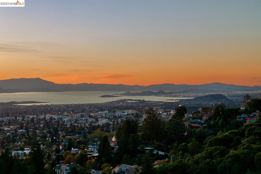 CLAREMONT HILLS - Residential