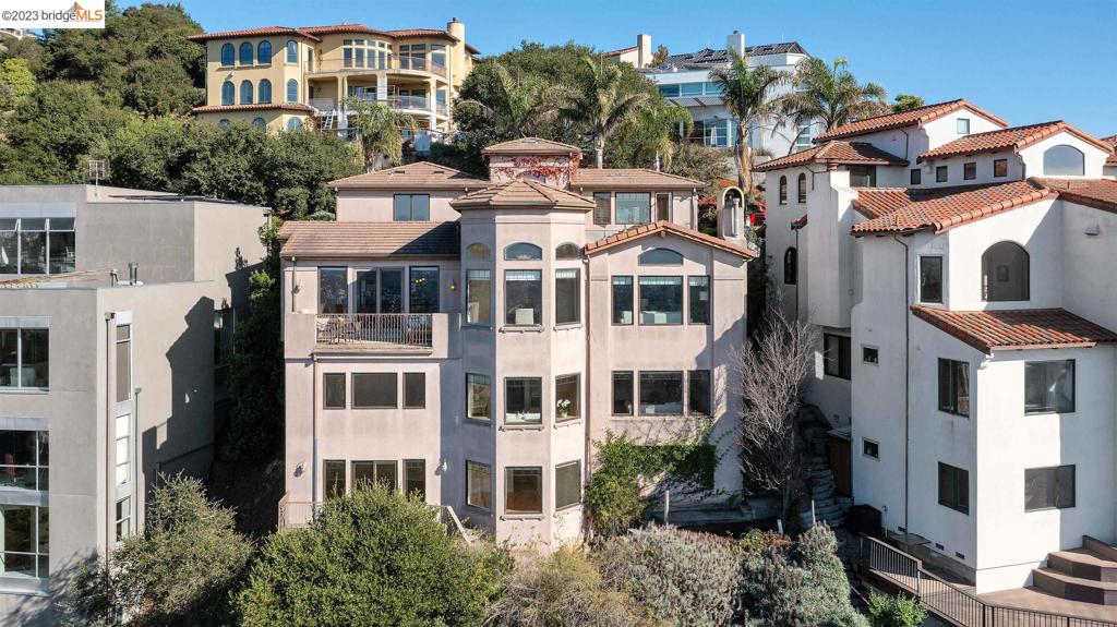 CLAREMONT HILLS - Residential