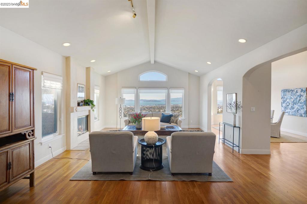 CLAREMONT HILLS - Residential