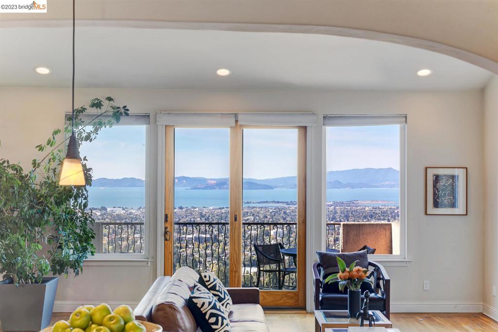 CLAREMONT HILLS - Residential